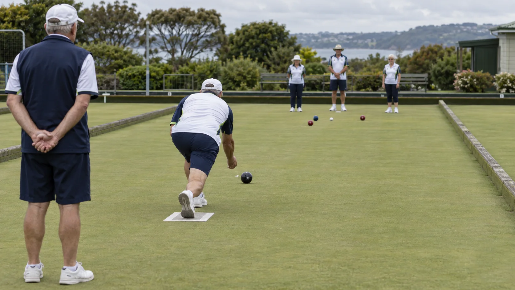 Possession of the Rink in Lawn Bowls: Where to Stand and When